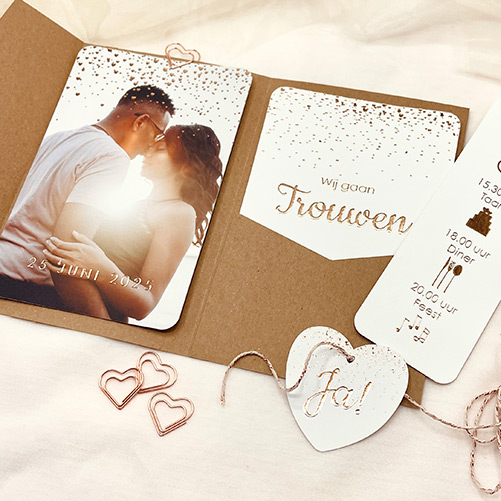 Stijlvolle pocketfold trouwkaartenset met foto en rozegoudfolie hartjes